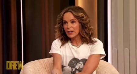 Estrela de Dirty Dancing ficou noiva de dois atores famosos no mesmo mês Jennifer Gray no Drew Barrymore Show (Reprodução)