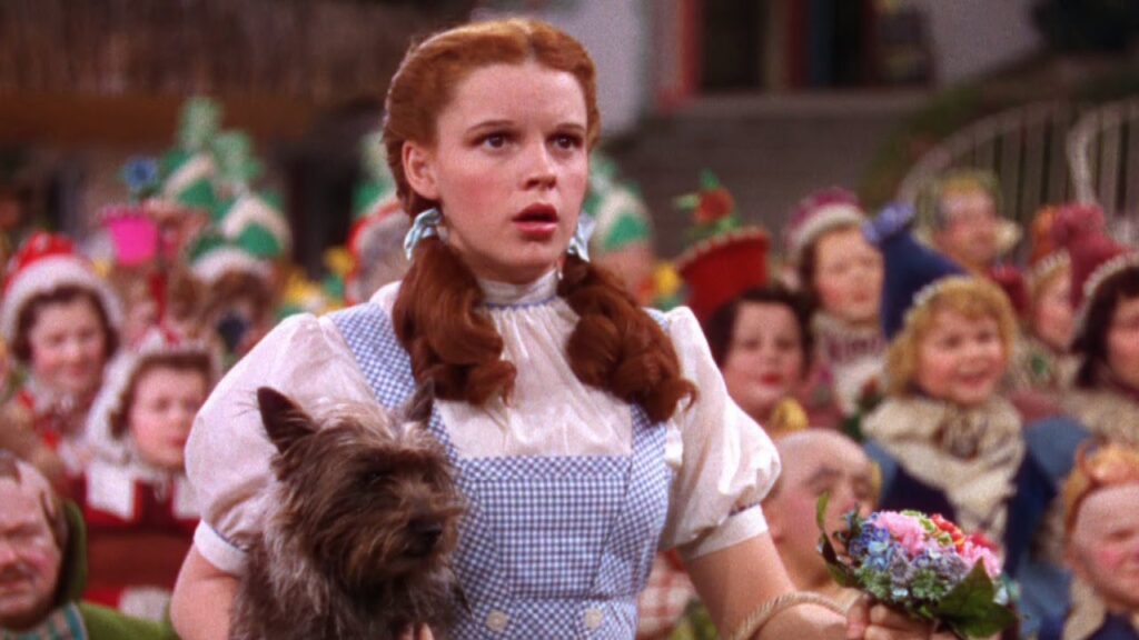 Juiz impede leilão de vestido clássico usado em O Mágico de Oz Dorothy (Judy Garland) em O Mágico de Oz