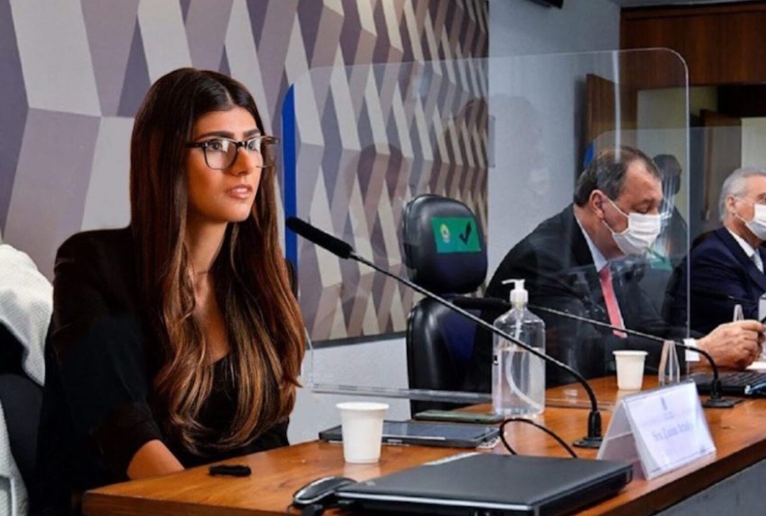 Mia Khalifa aparece com visual ousado em ensaio no deserto e chama atenção Mia Khalifa