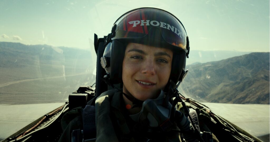 TOP GUN: Monica Barbaro fez aulas de balé para aguentar a intensidade Monica Barbaro e Tenente Phoenix em Top Gun Maveirck Reproducao Youtube