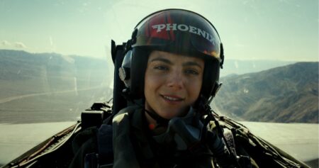 Monica Barbaro e Tenente Phoenix em Top Gun Maveirck Reproducao Youtube