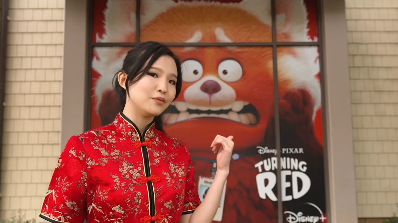 Primeira protagonista asiática da Pixar revela espanto com sucesso de filme Rosalie Chiang e interprete de voz de Mei Lin em Red Crescer e uma Fera Reproducao Youtube