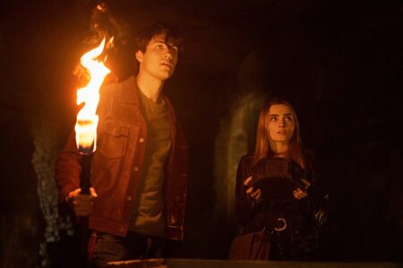 John (Drake Rodger) e Mary (Meg Donnelly) em The Winchesters (Reprodução / The CW)