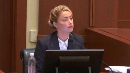 Amber Heard tem novos problemas com a justiça após julgamento contra Johnny Depp Amber Heard durante o julgamento em 17 de maio de 2022