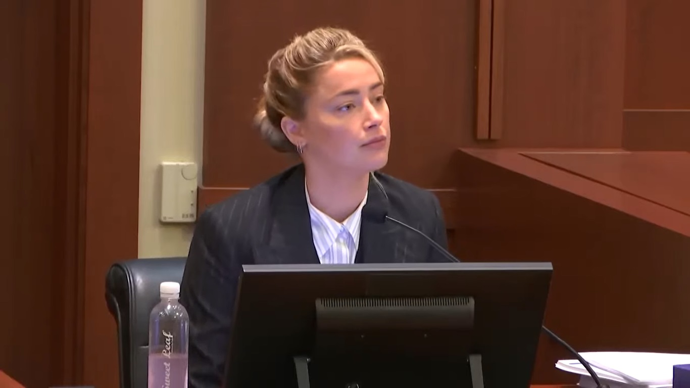 Amber Heard durante o julgamento em 17 de maio de 2022