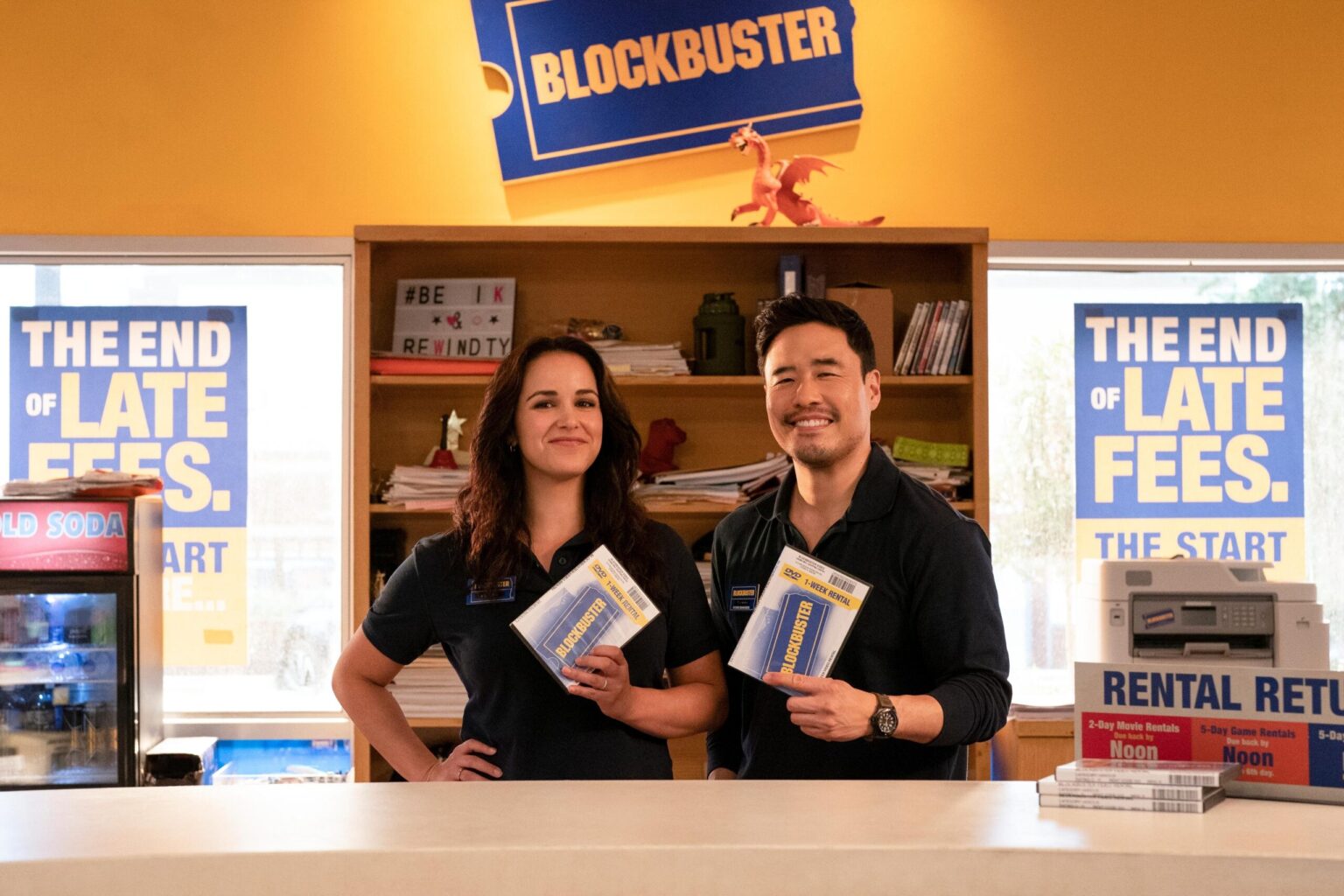 Melissa Fumero e Randall Park em Blockbuster, nova série da Netflix