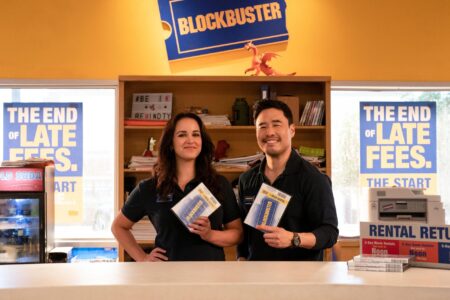 Melissa Fumero e Randall Park em Blockbuster, nova série da Netflix