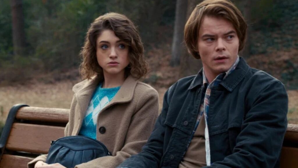 Natalia Dyer é Nancy e Charlie Heaton é Jonathan em Stranger Things (Reprodução)
