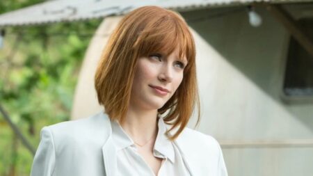 Bryce Dallas Howard como Claire em Jurassic World (Reprodução)
