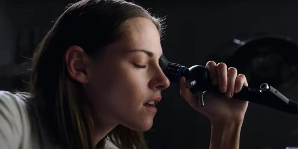 Público abandona novo filme de Kristen Stewart em Cannes ao ver cenas de pessoas lambendo feridas Kristen Stewart em Crimes of the Future (Reprodução)