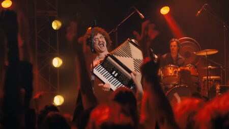 Daniel Radcliffe é Weird Al Yankovic em Weird: The Al Yankovic Story (Reprodução)