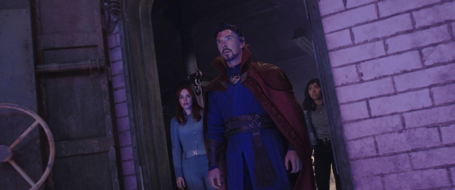 Rachel McAdams como Dra. Christine Palmer, Benedict Cumberbatch como Dr. Stephen Strange, e Xochitl Gomez como America Chavez em Doutor Estranho no Multiverso da Loucura
