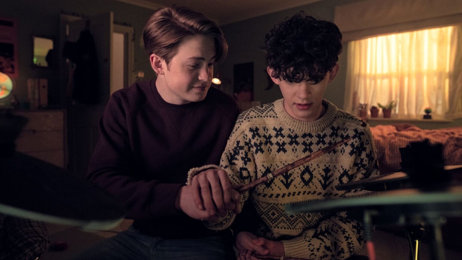 Heartstopper se transforma na série mais comentada do mundo Nick (Kit Connor) e Charlie (Joe Locke) em Heartstopper (Reprodução / Netflix)