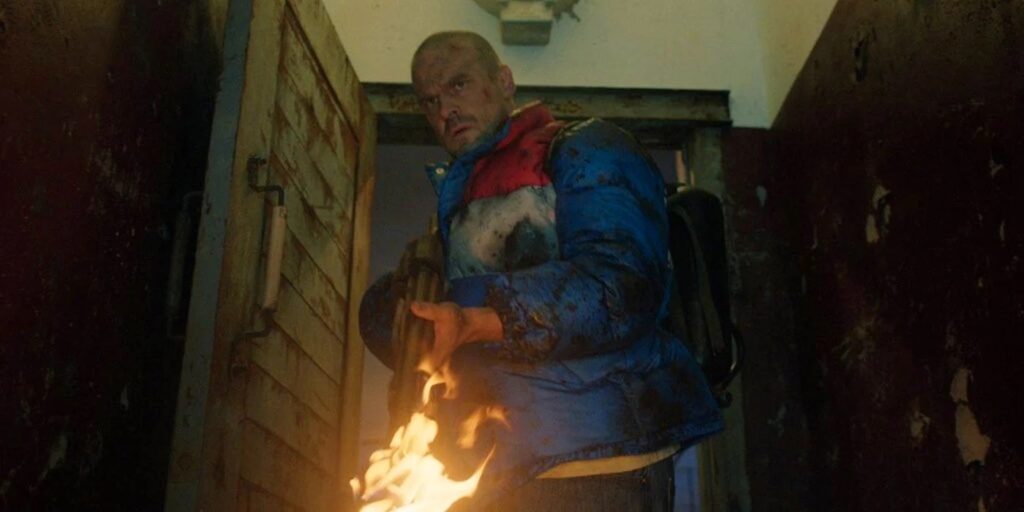 Ator de Stranger Things diz que personagem renasceu para ser diferente do que era antes Cena de prévia de volume 2 de Stranger Things (Reprodução Netflix)