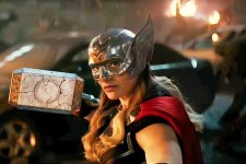Poderosa Thor (Natalie Portman) em Thor: Amor e Trovão (Reprodução / Marvel)