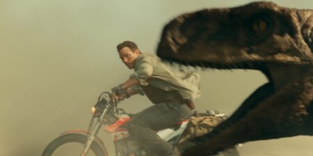 Como funciona o comércio ilegal de dinossauros em Jurassic World: Domínio? Owen Grady (Chris Pratt) foge de Atrociraptor em Jurassic World: Domínio (Reprodução / Universal Pictures)