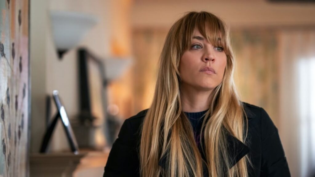Atriz usa divórcio e sofrimento real para cenas pesadas de série da HBO Max Kaley Cuoco como Cassie Bowden em A Comissária de Bordo (Reprodução / HBO Max)