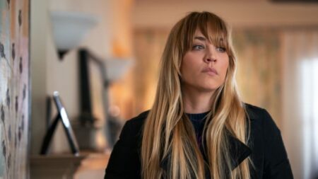 Atriz usa divórcio e sofrimento real para cenas pesadas de série da HBO Max Kaley Cuoco como Cassie Bowden em A Comissária de Bordo (Reprodução / HBO Max)