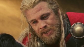 Luke Hemsworth em cena de Thor: Ragnarok