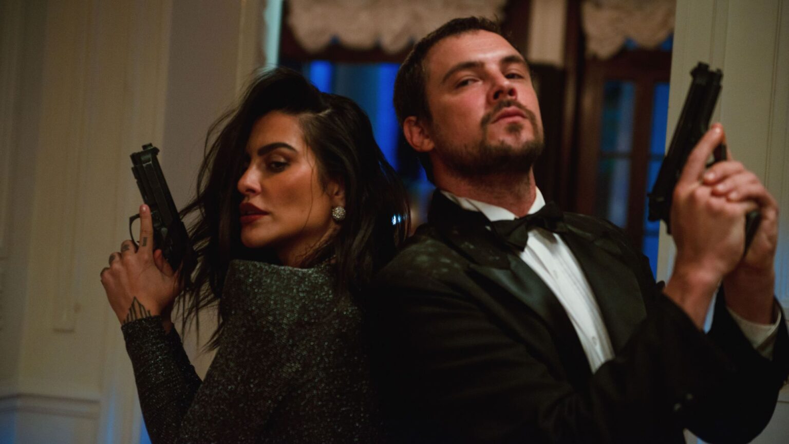 CRÍTICA: Me Tira da Mira tem ação e besteirol na medida, mas Brasil ainda não está preparado Roberta (Cleo) e Rodrigo (Sergio Guizé) em Me Tira da Mira