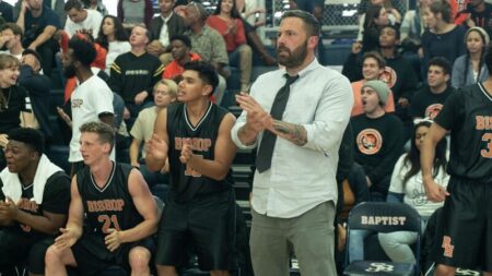 O Caminho de Volta Jack (Ben Affleck) treinando o time de basquete em O Caminho de Volta