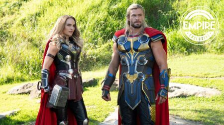 Descubra truque utilizado para Natalie Portman parecer mais alta em Thor 4 Natalie Portman como Jane Foster e Chris Hemsworth como Thor nos bastidores de Thor: Amor e Trovão