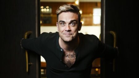 Ator de Hunters será jovem Robbie Williams em cinebiografia Robbie Williams (Reprodução)