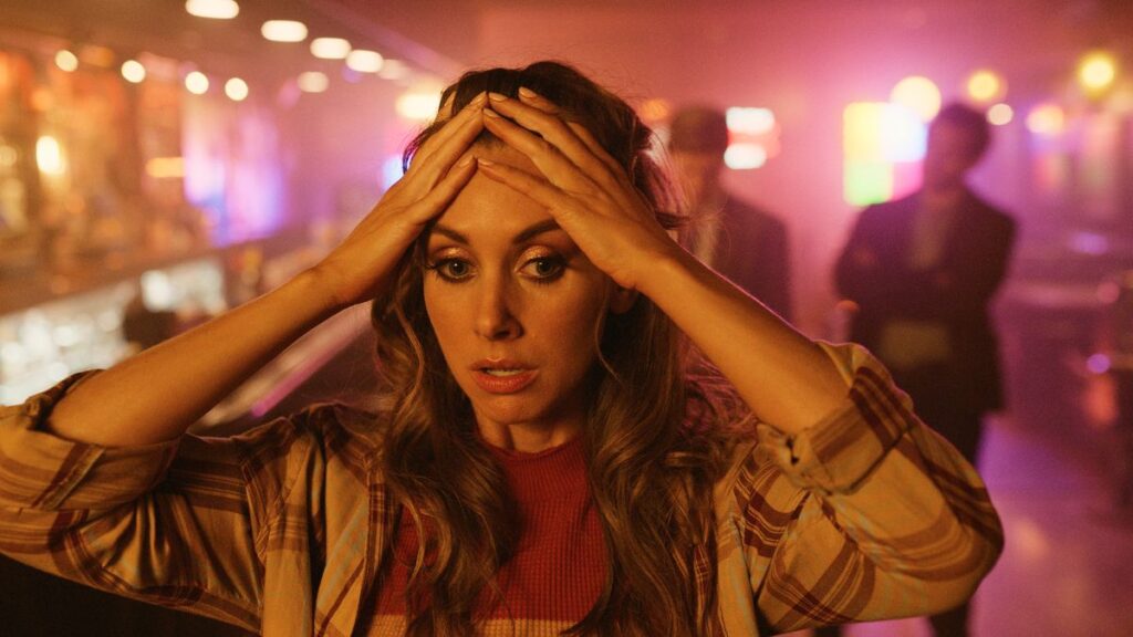 Rebecca Moss (Alison Bree) em Rugido