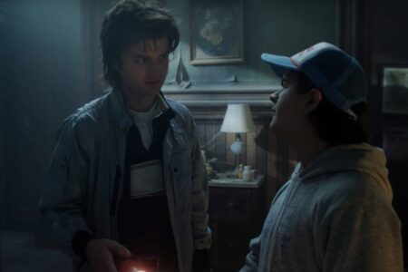 Stranger Things | Mais um personagem estava programado para morrer Steve (Joe Keery) e Dustin (Gaten Matarazzo) em Stranger Things (Reprodução)