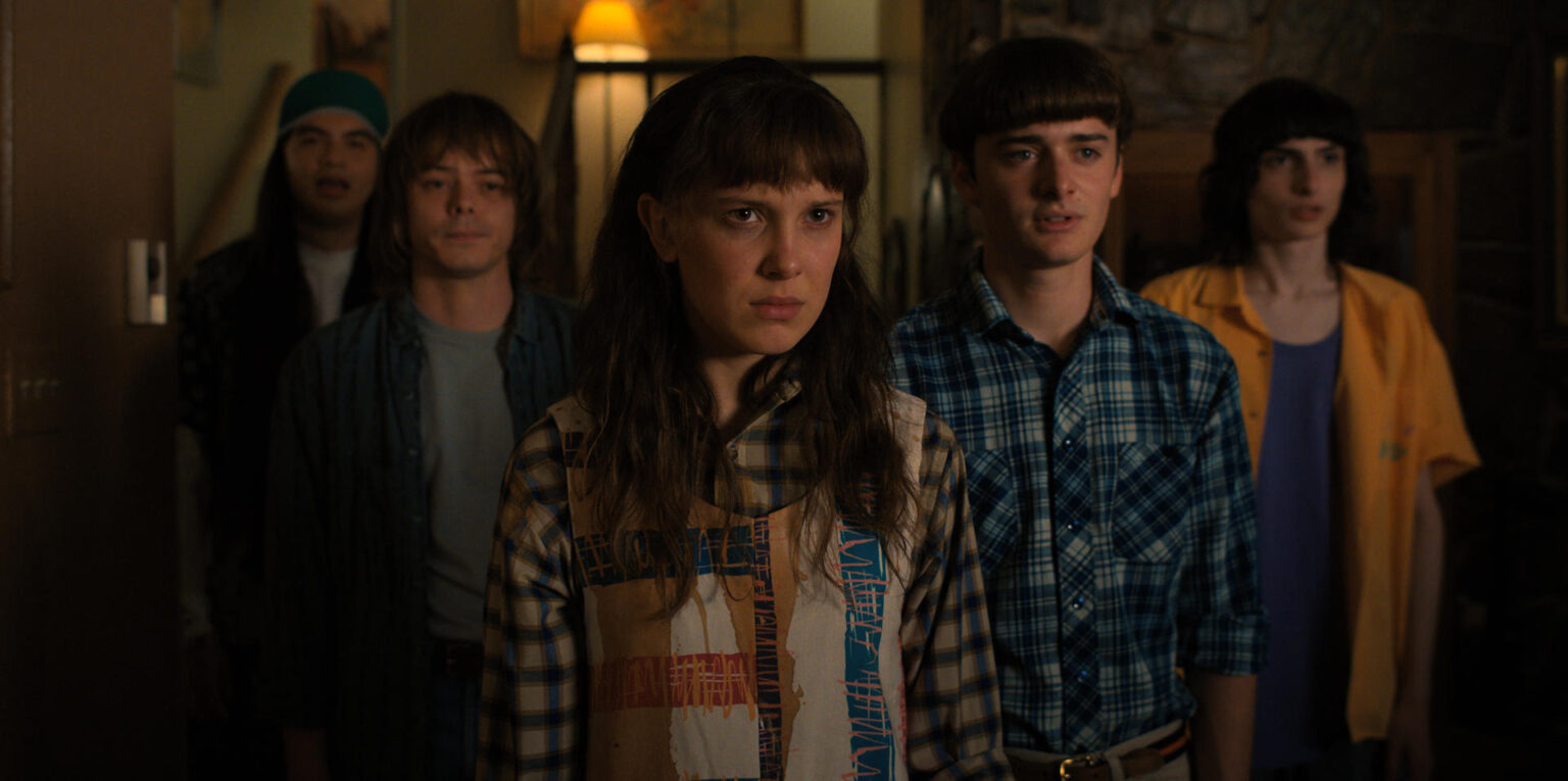 Eduardo Franco como Argyle, Charlie Heaton como Jonathan, Millie Bobby Brown como Onze, Noah Schnapp como Will Byers, e Finn Wolfhard como Mike Wheeler em Stranger Things