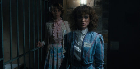 Divisão de personagens de Stranger Things 4 levou semanas para ser definida, diz criador Robin (Maya Hawke) e Nancy (Natalia Dyer) em Stranger Things