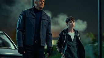 Luther (Tom Hopper) e Viktor (Elliot Page) em The Umbrella Academy (Divulgação / Netflix)