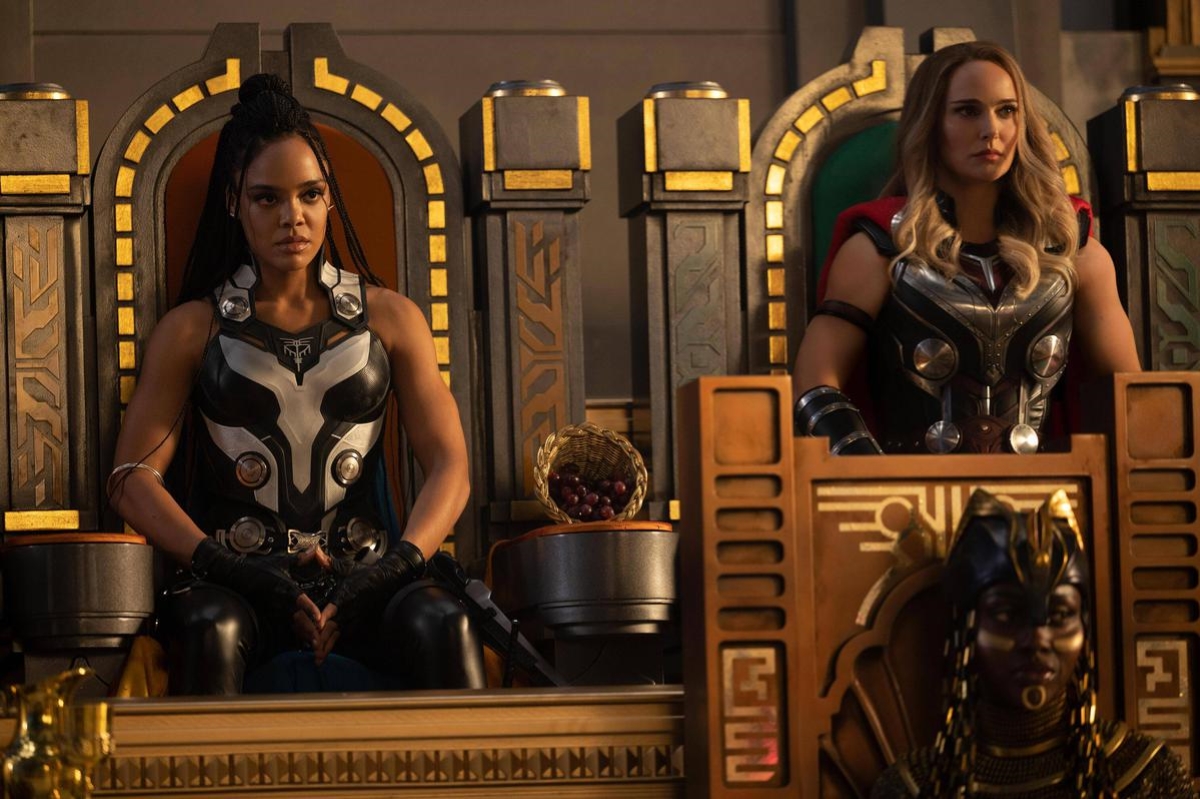 Valquíria (Tessa Thompson), Poderosa Thor (Natalie Portman) e Bast (Akosia Sabet) em Thor: Amor e Trovão (Reprodução / Marvel)