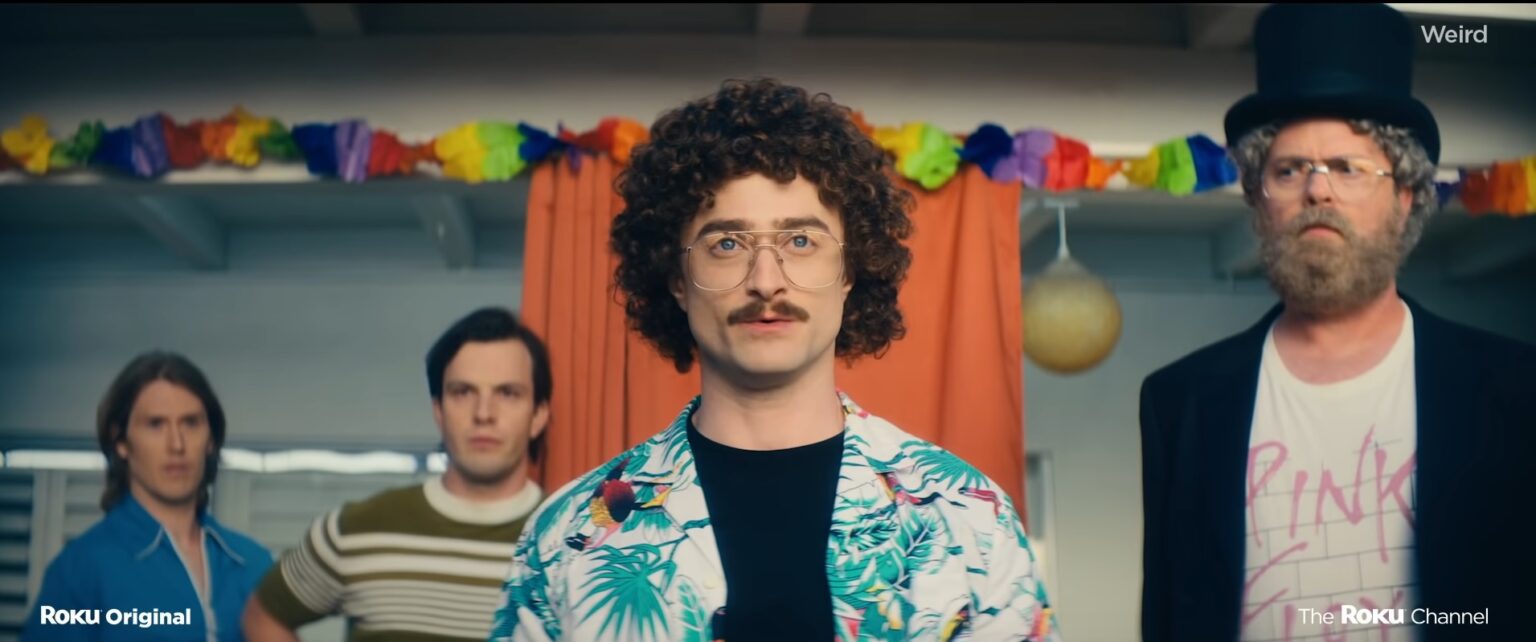 Daniel Radcliffe é Weird Al e Rainn Wilson é Dr. Demento em Weird: The Al Yankovic Story (Reprodução)