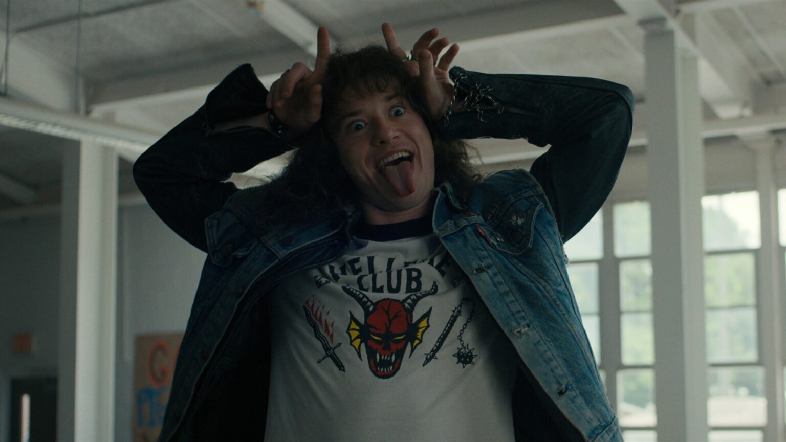 Joseph Quinn ensaia música do Metallica em vídeo de bastidores de Stranger Things Joseph Quinn como Eddie Munson em Stranger Things