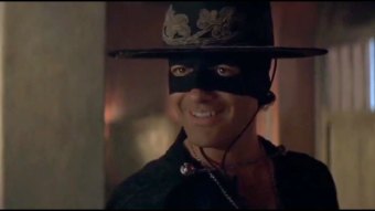 Antonio Banderas como Zorro em A Máscara do Zorro (Reprodução/Youtube)