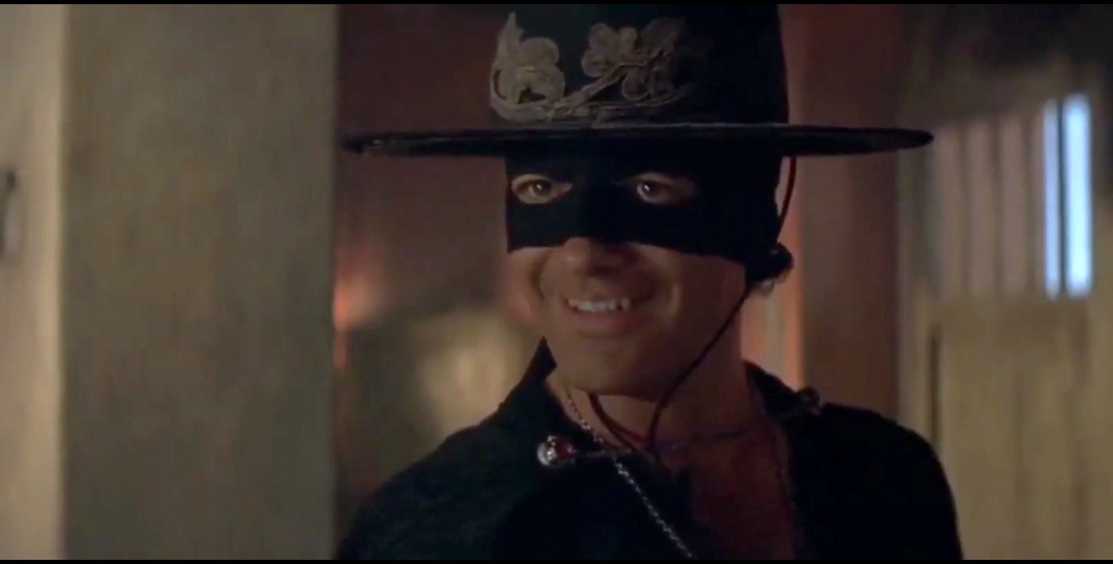 Antonio Banderas como Zorro em A Máscara do Zorro (Reprodução/Youtube)