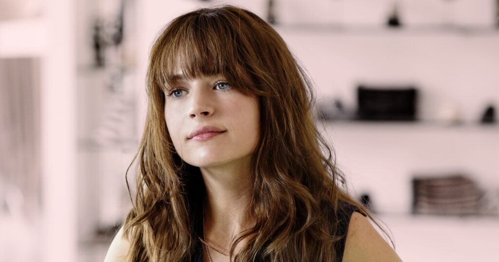 Britt Robertson em Girlboss (Reprodução)