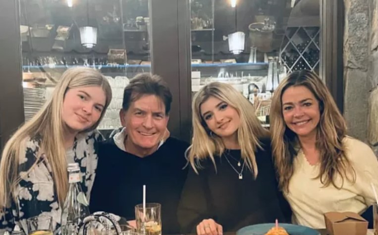 Foto de Charlie Sheen com ex-mulher e as filhas (Imagem Instagram)