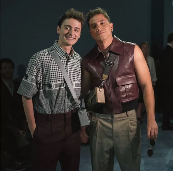 Ator brasileiro destaque na série Elite conhece astro de Stranger Things 1 Noah Schnnapp e André Lamoglia (Imagem Divulgação Instagram)
