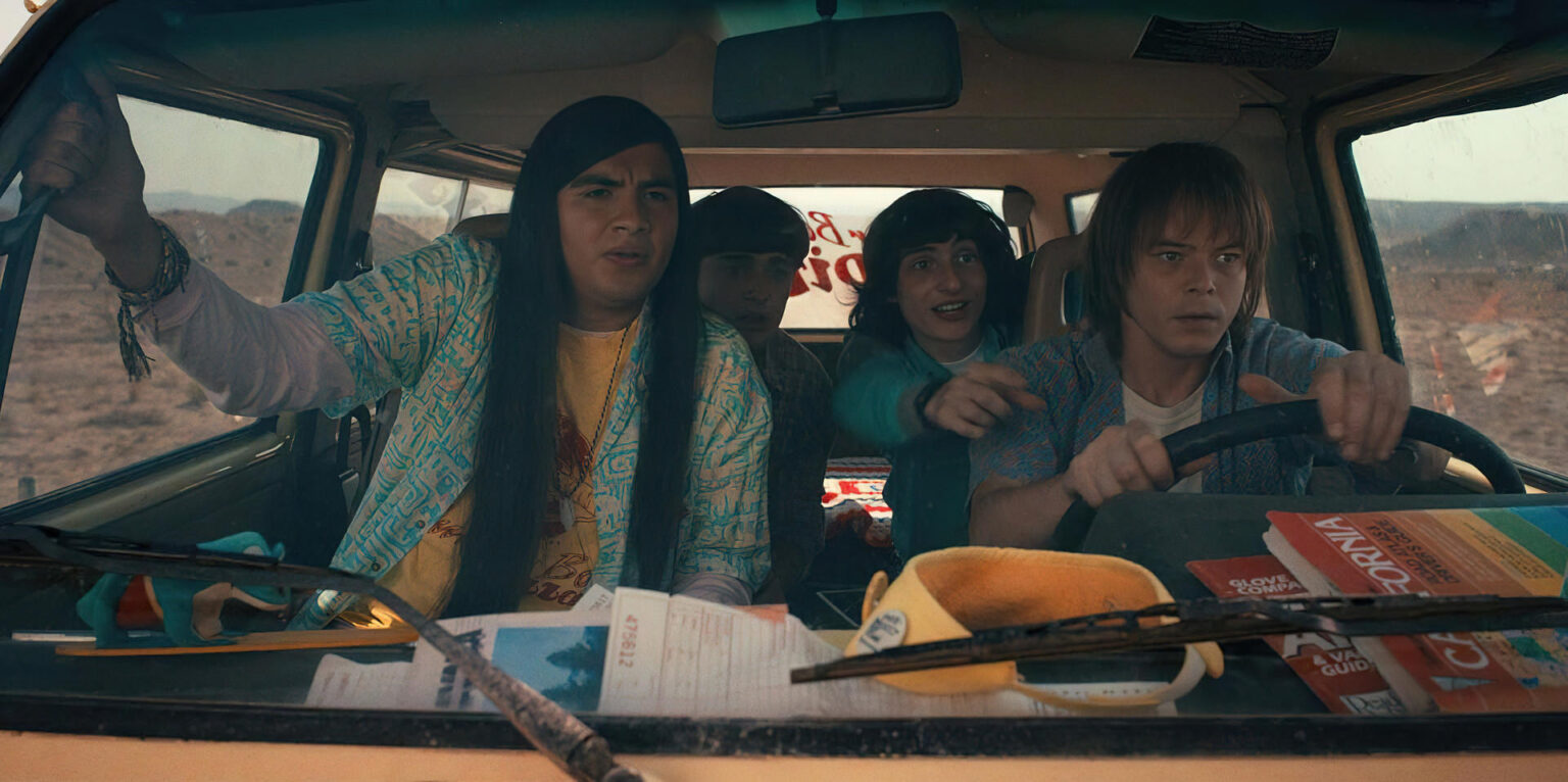 Eduardo Franco como Argyle, Noah Schnapp como Will Byers, Finn Wolfhard como Mike Wheeler, e Charlie Heaton como Jonathan Byers em STRANGER THINGS