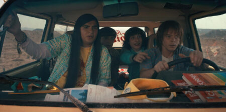 Cena de Stranger Things é editada para apagar ‘vilania’ de personagem Eduardo Franco como Argyle, Noah Schnapp como Will Byers, Finn Wolfhard como Mike Wheeler, e Charlie Heaton como Jonathan Byers em STRANGER THINGS
