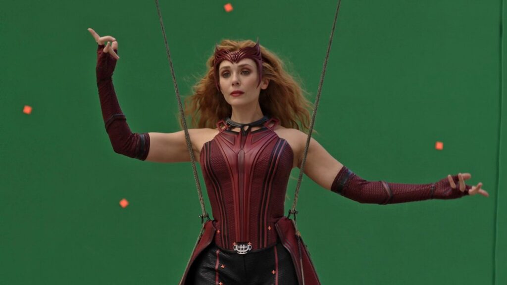 Estrela da Marvel, Elizabeth Olsen se casa em segredo com músico Elizabeth Olsen como Wanda Maximoff / A Feiticeira Escarlate em WandaVision