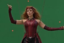 Elizabeth Olsen como Wanda Maximoff / A Feiticeira Escarlate em WandaVision