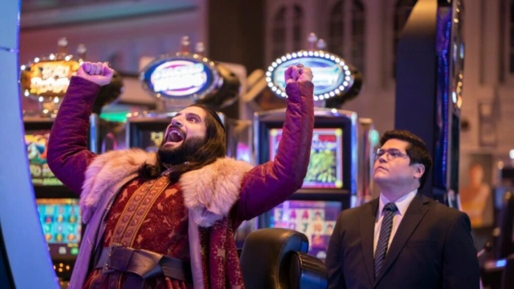 O Que Fazemos nas Sombras ganha mais duas temporadas Kayvan Novak como Nandor e Harvey Guillén como Guillermo em O Que Fazemos nas Sombras (Reprodução / FX)
