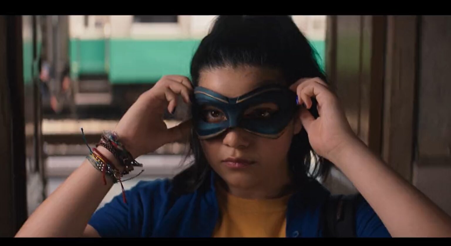 Iman Vellani e Kamala Khan em Ms. Marvel Reproducao Twitter