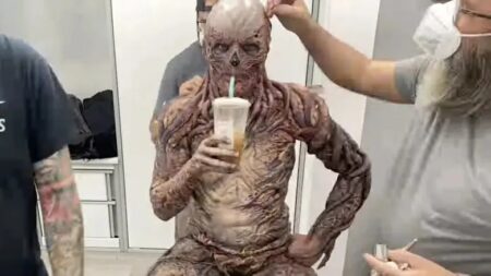 Jamie Campbell Bower toma bebida do Starbucks nos Bastidores de Stranger Things como Vecna Reproducao