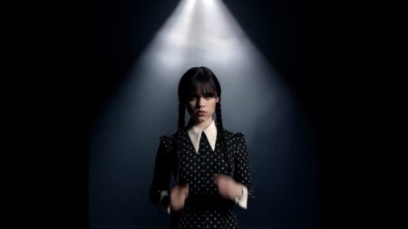 Jenni Ortega como Wandinha em Wednesday