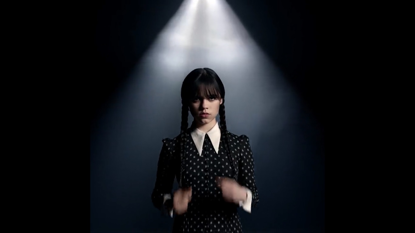 Jenni Ortega como Wandinha em Wednesday