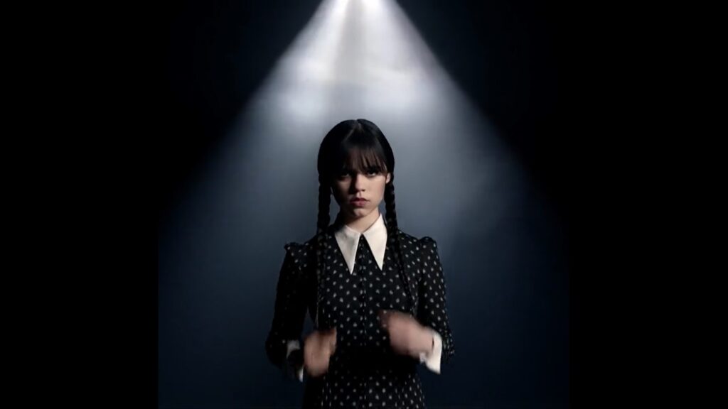 Jenni Ortega como Wandinha em Wednesday